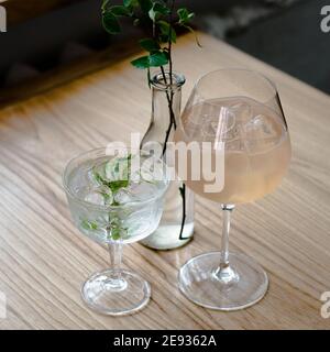 Gin Cocktails auf einem Holztisch in einem Restaurant in der Nähe Angezeigt Stockfoto