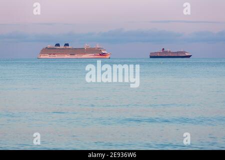 P&O Cruises' Britannia (links) und Cunard's Queen Victoria vor Anker in Weymouth Bay während der Pandemie Covid-19 Bilddatum Dienstag, 1. September, Stockfoto