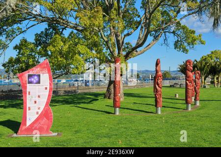 Maori-Schnitzereien in einem Park in Tauranga, Neuseeland. Sie repräsentieren 'Matariki', die Sterne, auch bekannt als die Plejaden, die das Maori-Neujahr einläuten Stockfoto