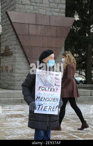 Im Bild : Frau Nischwitz, Oberbürgermeister Octavian Ursu beim Tag des Gedenkens an die Opfer des Nationalsozialismus/ International Holocaust Remembr Stockfoto