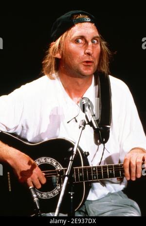 Otto Waalkes, deutscher Komiker und Comiczeichner, bei einem Auftritt, Deutschland um 1992. Stockfoto