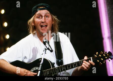 Otto Waalkes, deutscher Komiker und Comiczeichner, bei einem Auftritt, Deutschland um 1992. Stockfoto