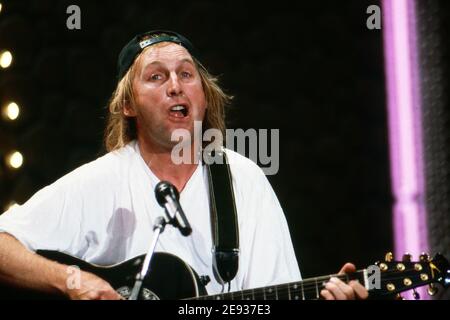 Otto Waalkes, deutscher Komiker und Comiczeichner, bei einem Auftritt, Deutschland um 1992. Stockfoto