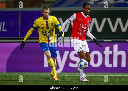 LEEUWARDEN, NIEDERLANDE - JANUAR 31: Robert Muhren vom SC Cambuur, Abrahim Soumaoro vom MVV Maastricht während der niederländischen Keukenkampioendivisie-Matchwette Stockfoto