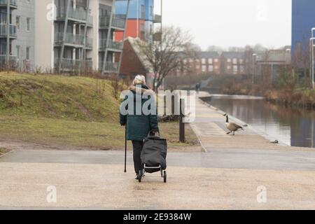 Walsall, West Midlands, Großbritannien. Februar 2021. Die Einheimischen im Stadtzentrum von Walsall - Postleitzahl WS2 - haben die südafrikanische Variante von Covid 19 täglich zu ihrem Geschäft gebracht. Vor-Ort-Tests und mobile Testeinheiten werden in diesem Bereich eingesetzt. Kredit: Peter Lopeman/Alamy Live Nachrichten Stockfoto