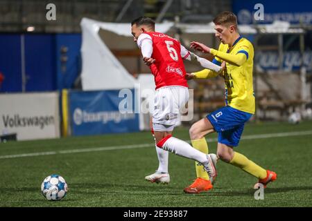 LEEUWARDEN, NIEDERLANDE - JANUAR 31: Gaston Salasiwa vom MVV Maastricht, Mees Hedenmacher vom SC Cambuur während des niederländischen Keukenkampioendivisie-Spiels b Stockfoto