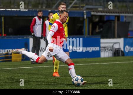 LEEUWARDEN, NIEDERLANDE - JANUAR 31: Gaston Salasiwa vom MVV Maastricht, Mees Hedenmacher vom SC Cambuur während des niederländischen Keukenkampioendivisie-Spiels b Stockfoto