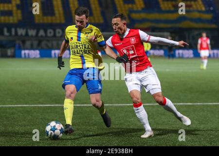 LEEUWARDEN, NIEDERLANDE - JANUAR 31: Michael Breij vom SC Cambuur, Gaston Salasiwa vom MVV Maastricht während des niederländischen Keukenkampioendivisie-Spiels dazwischen Stockfoto