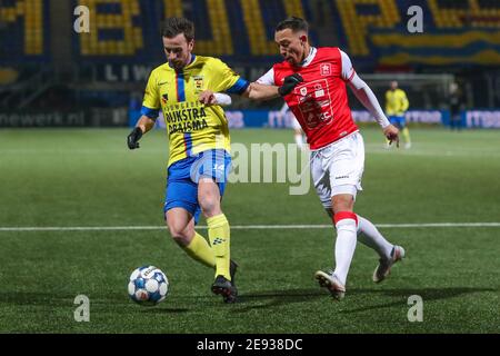 LEEUWARDEN, NIEDERLANDE - JANUAR 31: Michael Breij vom SC Cambuur, Gaston Salasiwa vom MVV Maastricht während des niederländischen Keukenkampioendivisie-Spiels dazwischen Stockfoto