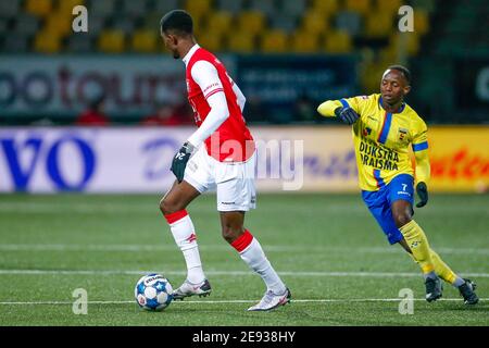 LEEUWARDEN, NIEDERLANDE - JANUAR 31: Abrahim Soumaoro vom MVV Maastricht, Issa Kallon vom SC Cambuur während des niederländischen Keukenkampioendivisie-Spiels zwischen den beiden Stockfoto