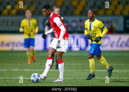 LEEUWARDEN, NIEDERLANDE - JANUAR 31: Abrahim Soumaoro vom MVV Maastricht, Issa Kallon vom SC Cambuur während des niederländischen Keukenkampioendivisie-Spiels zwischen den beiden Stockfoto