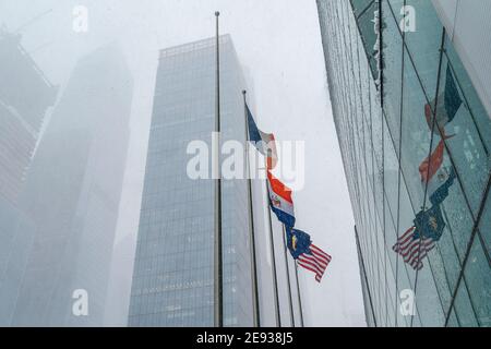 New York, Usa. Februar 2021. Hudson Yards bedeckt mit Schnee als großer Sturm Auswirkungen New York City mit mehr als einem Fuß auf dem Boden erwartet. Dieser Schneesturm nannte Nor'oster Sturm. Heftiger Schneefall wird voraussichtlich länger als 24 Stunden andauern. Schneesturm schlug im gesamten Nordosten der USA. Stadt-, Staats- und Nationalflaggen neben dem Javits Center. (Foto von Lev Radin/Pacific Press) Quelle: Pacific Press Media Production Corp./Alamy Live News Stockfoto