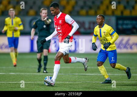 LEEUWARDEN, NIEDERLANDE - JANUAR 31: Abrahim Soumaoro vom MVV Maastricht, Issa Kallon vom SC Cambuur während des niederländischen Keukenkampioendivisie-Spiels zwischen den beiden Stockfoto