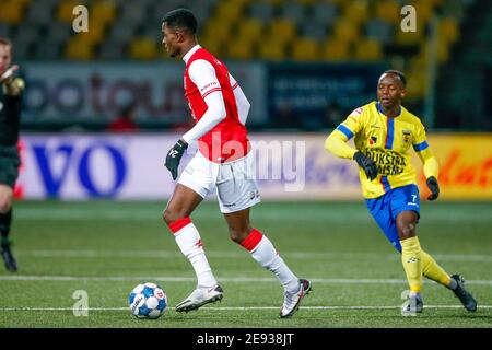 LEEUWARDEN, NIEDERLANDE - JANUAR 31: Abrahim Soumaoro vom MVV Maastricht, Issa Kallon vom SC Cambuur während des niederländischen Keukenkampioendivisie-Spiels zwischen den beiden Stockfoto