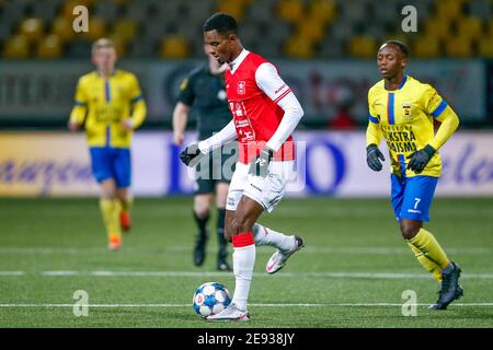 LEEUWARDEN, NIEDERLANDE - JANUAR 31: Abrahim Soumaoro vom MVV Maastricht, Issa Kallon vom SC Cambuur während des niederländischen Keukenkampioendivisie-Spiels zwischen den beiden Stockfoto