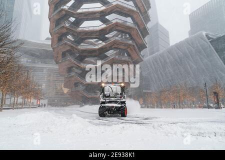 New York, Usa. Februar 2021. Hudson Yards bedeckt mit Schnee als großer Sturm Auswirkungen New York City mit mehr als einem Fuß auf dem Boden erwartet. Dieser Schneesturm nannte Nor'oster Sturm. Heftiger Schneefall wird voraussichtlich länger als 24 Stunden andauern. Schneesturm schlug im gesamten Nordosten der USA. (Foto von Lev Radin/Pacific Press) Quelle: Pacific Press Media Production Corp./Alamy Live News Stockfoto