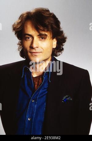 Giovanni di Lorenzo, deutsch italienischer Journalist und Fernsehmoderator, beim Fotoshooting in Hamburg, Deutschland um 1997. Stockfoto