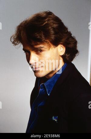 Giovanni di Lorenzo, deutsch italienischer Journalist und Fernsehmoderator, beim Fotoshooting in Hamburg, Deutschland um 1997. Stockfoto