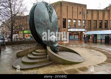 Walsall, West Midlands, Großbritannien. Februar 2021. Ein sehr ruhiges Stadtzentrum in Walsall - Postleitzahl WS2 - wo die südafrikanische Variante von Covid 19 in der ganzen Gegend verteilt wurde. Vor-Ort-Tests und mobile Testeinheiten werden in diesem Bereich eingesetzt. Kredit: Peter Lopeman/Alamy Live Nachrichten Stockfoto