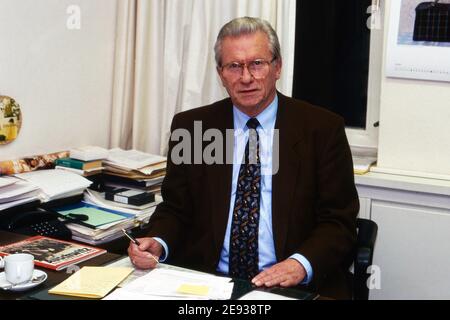 Ernst Dieter Lueg, deutscher Journalist, bereitet sich auf seine Sendung 'Bericht aus Bonn' im WDR Studio in Bonn vor, Deutschland 1995. Stockfoto