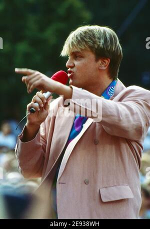 Hape Kerkeling, deutscher Komiker und Fernsehmoderator, auf der Bühne bei einer Open-Air-Veranstaltung, Deutschland 1991. Stockfoto