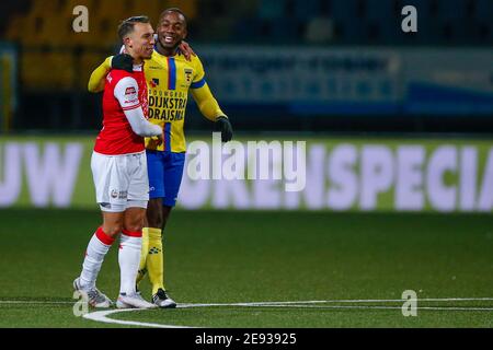 LEEUWARDEN, NIEDERLANDE - JANUAR 31: Gaston Salasiwa vom MVV Maastricht, Calvin Mac Intosch vom SC Cambuur während des niederländischen Keukenkampioendivisie-Spiels Stockfoto