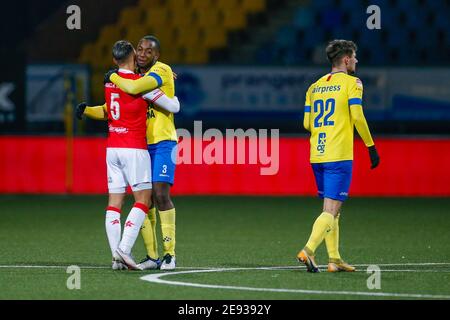 LEEUWARDEN, NIEDERLANDE - JANUAR 31: Gaston Salasiwa vom MVV Maastricht, Calvin Mac Intosch vom SC Cambuur während des niederländischen Keukenkampioendivisie-Spiels Stockfoto