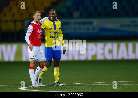 LEEUWARDEN, NIEDERLANDE - JANUAR 31: Gaston Salasiwa vom MVV Maastricht, Calvin Mac Intosch vom SC Cambuur während des niederländischen Keukenkampioendivisie-Spiels Stockfoto