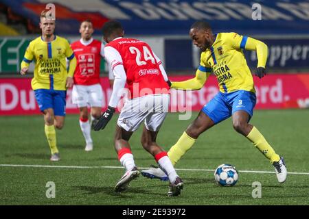 LEEUWARDEN, NIEDERLANDE - JANUAR 31: Abrahim Soumaoro von MVV Maastricht, Calvin Mac Intosch von SC Cambuur während der niederländischen Keukenkampioendivisie matc Stockfoto