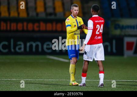 LEEUWARDEN, NIEDERLANDE - JANUAR 31: Robert Muhren vom SC Cambuur, Abrahim Soumaoro vom MVV Maastricht während der niederländischen Keukenkampioendivisie-Matchwette Stockfoto