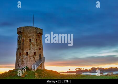 Bild von Le Hocq Jersey Tower bei Sonnenuntergang, Jersey, Kanalinseln Stockfoto