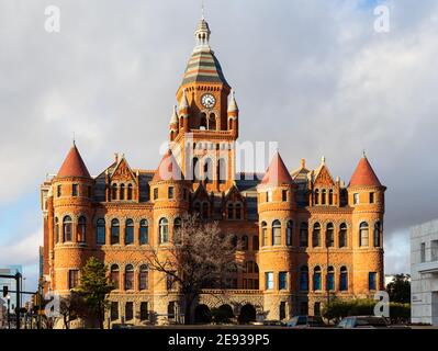 Dallas, TX, USA - 22. Dezember 2013 : Old Red Courthouse an der Kreuzung von Houston und Commerce Streets Stockfoto