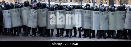 Linie der Polizei Krawalle Kräfte, Protest in der Stadt. Uniform Rüstung mit Schilden. Stockfoto