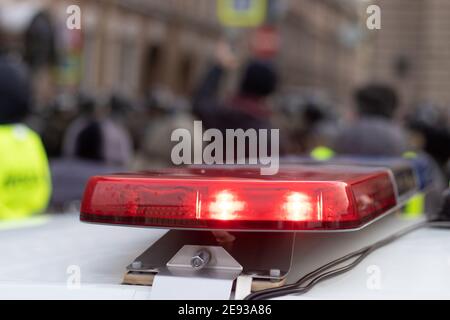 Rot-blauer Alarm am Auto. Polizeifahrzeug auf der Straße, Patrouillensirene. Gesetz bekämpft Verbrecher Stockfoto