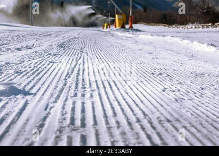 Nahaufnahme der frisch präparierten Skipiste, Bansko, Bulgarien Stockfoto