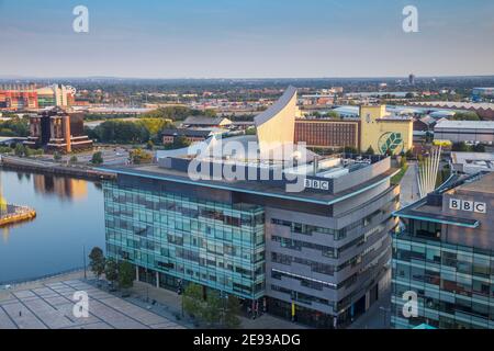 Großbritannien, England, Greater Manchester, Manchester, Salford, Blick auf Salford Quays Blick auf BBC Studios und Imperial war Museum North mit Stockfoto