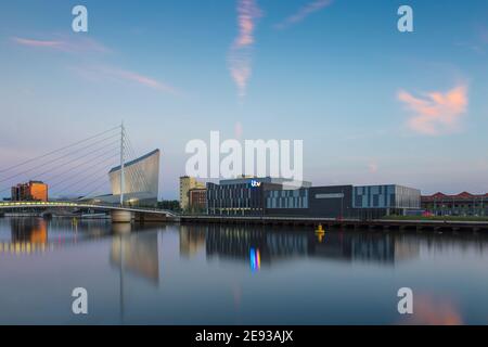 Großbritannien, England, Greater Manchester, Manchester, Salford, Blick auf Salford Quays, Blick auf Quay West in MediaCity UK, Media City footbri Stockfoto