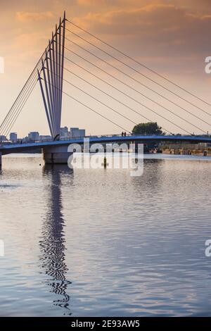 Großbritannien, England, Greater Manchester, Manchester, Salford, Salford Quays, Media City Fußgängerbrücke Stockfoto