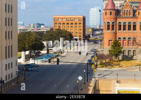 Houston Street in West End Dallas, Texas rund um Dealey Plaza, das Old Red Courthouse und das alte Texas School Book Depository. Stockfoto