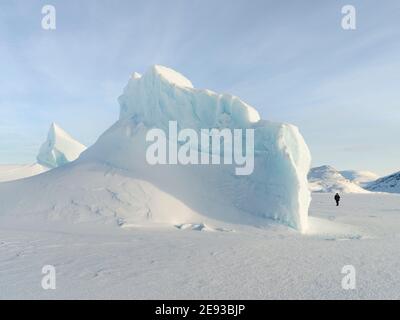 Eisberg gefroren in das Meereis der Melville Bay, Teil der Baffin Bay, in der Nähe von Kullorsuaq im hohen Norden von Westgrönland. Stockfoto