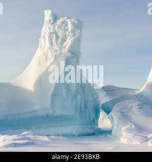 Eisberg gefroren in das Meereis der Melville Bay, Teil der Baffin Bay, in der Nähe von Kullorsuaq im hohen Norden von Westgrönland. Stockfoto