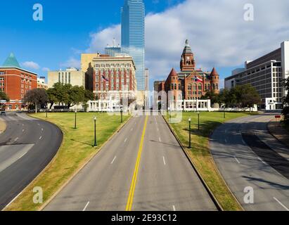 Dealey Plaza, Stadtpark und National Historic Landmark in der Innenstadt von Dallas, Texas. Ort des Präsidenten Kennedy-Attentats auf der Elm Street auf der linken Seite. Stockfoto