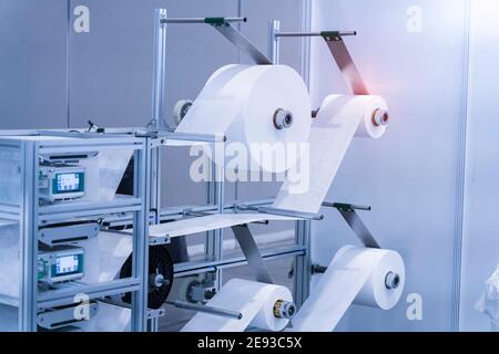 Vliesstoff auf automatischer Maschine für die Herstellung von medizinischen Masken mit Nanofaser. Coronavirus und Covid-19-Schutz Stockfoto