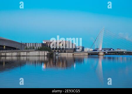 Großbritannien, England, Greater Manchester, Manchester, Salford, Salford Quays, ITV Studios und Media City Fußgängerbrücke Stockfoto