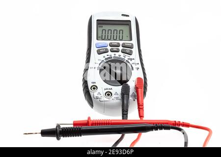 Digitalmultimeter mit Prüfspitzen, in der Wechselspannungsmessposition und Anzeige ein, Markierung eines Nullvolt-Messwerts Stockfoto