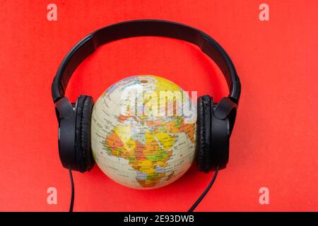 Headset auf Globus isoliert auf dem roten Stockfoto