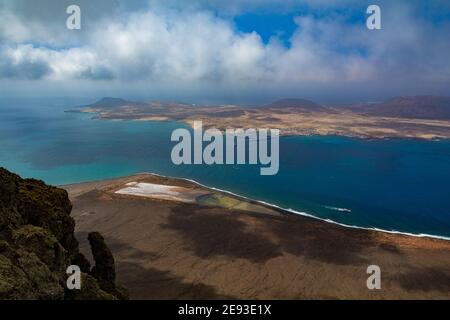 Insel Graciosa und Kanal El Rio vom Aussichtspunkt El Rio in Lanzarote, Kanarische Inseln, Spanien Stockfoto