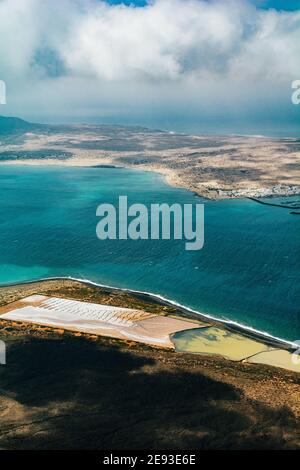 Insel Graciosa und Kanal El Rio vom Aussichtspunkt El Rio in Lanzarote, Kanarische Inseln, Spanien Stockfoto