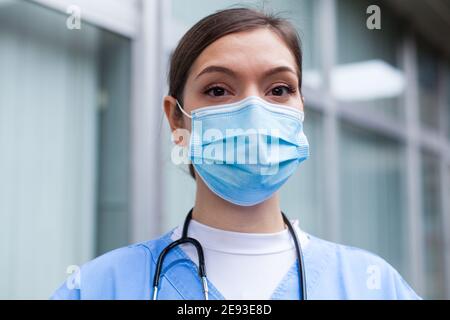 Nahaufnahme Porträt von sehr müde erschöpft UK NHS Intensivstation Arzt Vor dem Krankenhaus, Coronavirus COVID-19 Pandemie Ausbruchskrise, Schlaf beraubt EMS medic Stockfoto