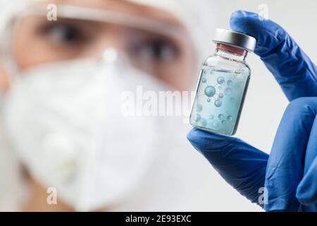 Weibliche Laborwissenschaftlerin, Mikrobiologin oder Biochemikerin Frau, hält Glasampulle Flasche Fläschchen, Atom Moleküle schwimmen in Flüssigkeit, wissenschaftliche Forschung visua Stockfoto